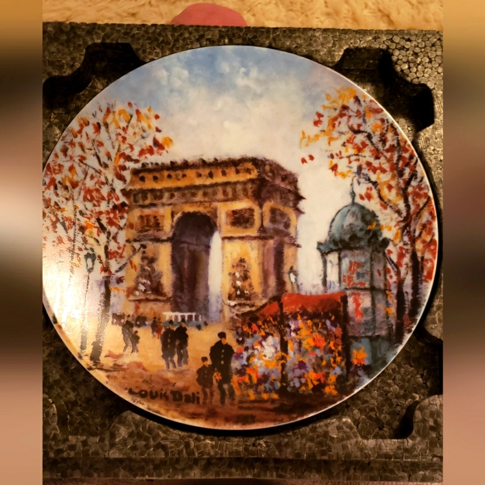 PARIS! Vintage Limoges plate, perfect cond, gift-ready Arc de Triomphe. like new